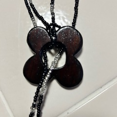 漆と黒ビーズのハンドメイドネックレスの画像