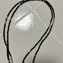 漆と黒ビーズのハンドメイドネックレスの画像