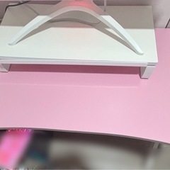 ゲーミングチェアとデスクの画像