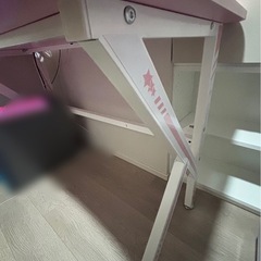 ゲーミングチェアとデスクの画像