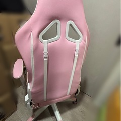 ゲーミングチェアとデスクの画像