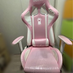 ゲーミングチェアとデスクの画像