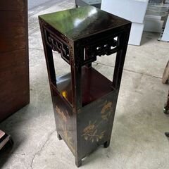 【リユースショップスパークル】　棚　No.11　中国美術　飾り棚　電話台　サイドテーブル　黒漆　真鍮金具　配送設置可能♪の画像