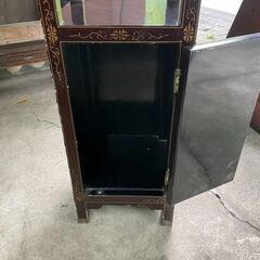 【リユースショップスパークル】　棚　No.11　中国美術　飾り棚　電話台　サイドテーブル　黒漆　真鍮金具　配送設置可能♪の画像