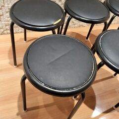 黒いスツール5脚の画像