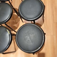 黒いスツール5脚の画像