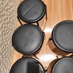 黒いスツール5脚の画像