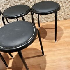 黒いスツール5脚の画像