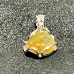 ルチルクォーツ　ペンダントトップ　1.5cm×1.2cmの画像