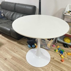 ソファー、テーブルの画像