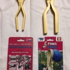 犬用ゴム製ブーツPawzの装着補助の道具の画像