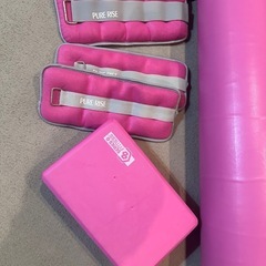 フィットネスポール、ヨガマットなどの画像