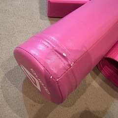 フィットネスポール、ヨガマットなどの画像