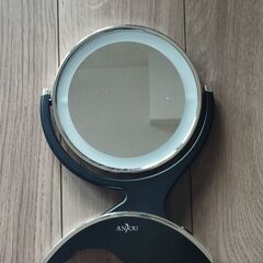 しっかりとした土台のミラー鏡　ボタン押すと女優ミラー　片方は拡大鏡になっていますの画像