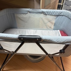 折り畳みベビーベッドの画像