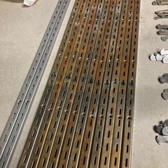 チャンネルサポート　棚板ブラケットの画像