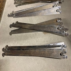 チャンネルサポート　棚板ブラケットの画像