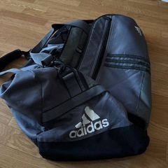 adidasスポーツバッグの画像