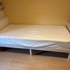 シングルベッドとマットレスの画像