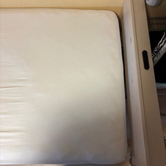 シングルベッドとマットレスの画像