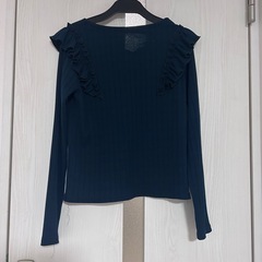 【フリーサイズ】深緑 胸元フリルカットソーの画像