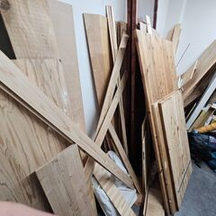 大量の木材お譲りします。端切れ板やツーバイ、ベニヤ、集成材など多数の画像