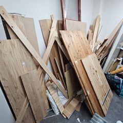大量の木材お譲りします。端切れ板やツーバイ、ベニヤ、集成材など多数の画像