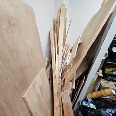 大量の木材お譲りします。端切れ板やツーバイ、ベニヤ、集成材など多数の画像