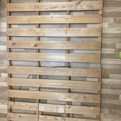 すのこベッドとスプリングマットレスの画像