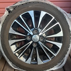 ダイハツ純正ホイールスタットレスタイヤの画像