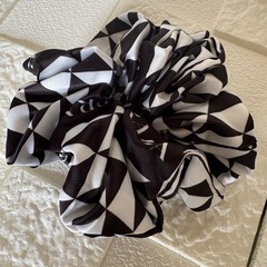 PRADAシュシュ ブラック／ホワイトの画像