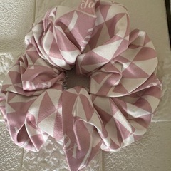 PRADAシュシュ ピンク／ホワイトの画像