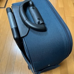 キャリーバッグ紺色の画像