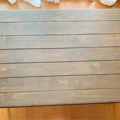 木とアイアンのテーブルの画像