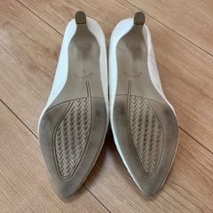 attagirl ホワイト ポインテッドトゥ パンプス Lの画像