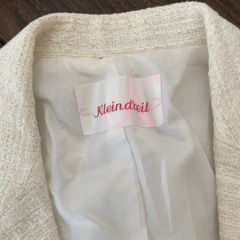 クランデュイユ　
レディーススーツ　白　ラメ入りの画像