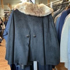 寒い季節でもオシャレを楽しみたい💟❄️ケープコート🧥ファーの襟付き❗️レディース👩ポンチョ風ゆったり着れる✨Sorridere黒の画像