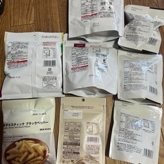 お菓子や春雨パスタなど大量ですの画像