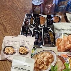 お菓子や春雨パスタなど大量ですの画像