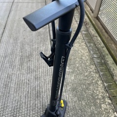 【受け取り者決定】自転車(サビあり)と空気入れの画像