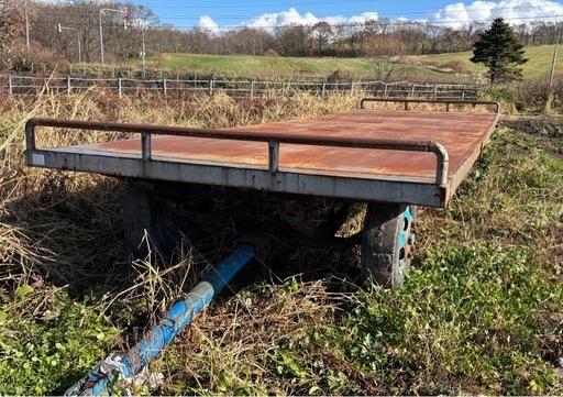 牧草ロール運搬用トレーラー