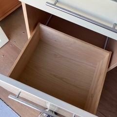 コンセント付き食器棚の画像