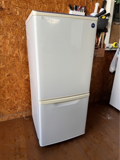 J2904 パナソニック　Panasonic 138L 2012年　2ドア冷蔵庫　黄ばみあり