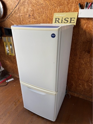 J2904 パナソニック　Panasonic 138L 2012年　2ドア冷蔵庫　黄ばみあり