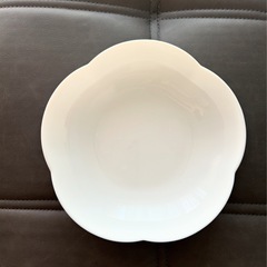 ヤマザキ　白いお皿　2枚セット　かわいい花とスクエアの画像