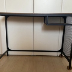 IKEA パソコンデスクの画像