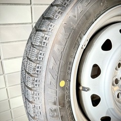 軽自動車用スチールホイールとタイヤラックの画像