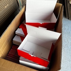 クリスマス向け赤いダンボールの画像