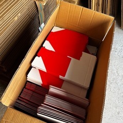 クリスマス向け赤いダンボールの画像