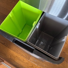 定価2.4万円、自動開閉　ゴミ箱の画像